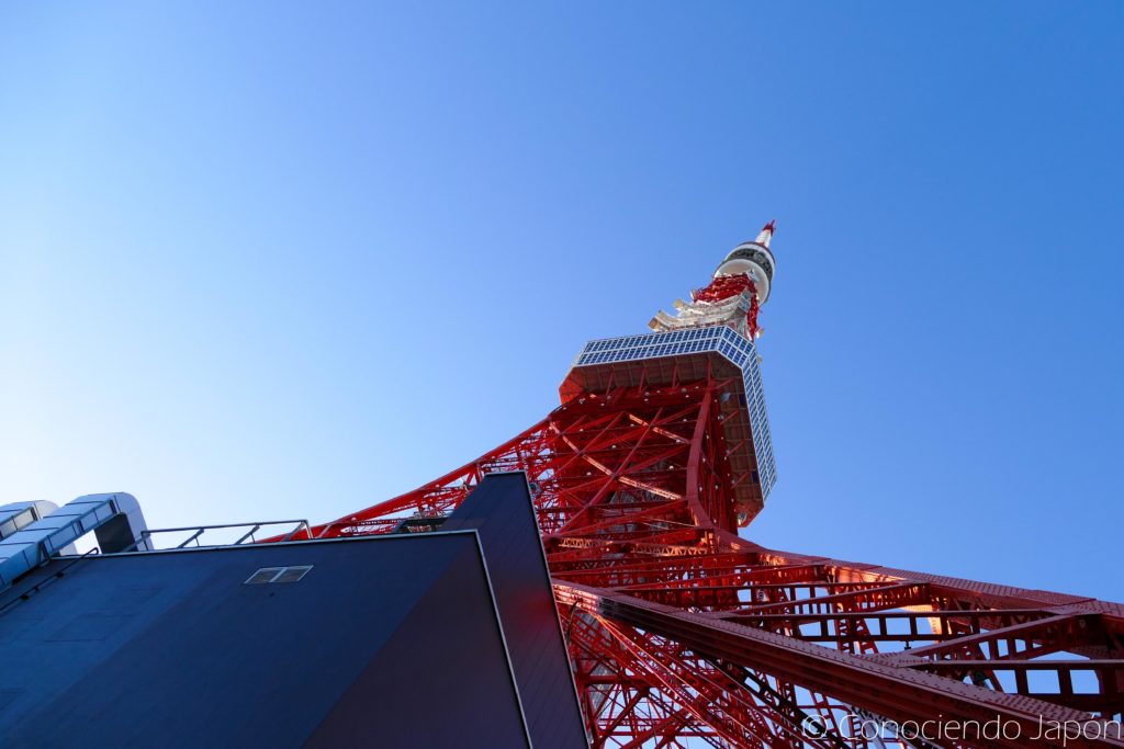 Torre de Tokio desde abajo