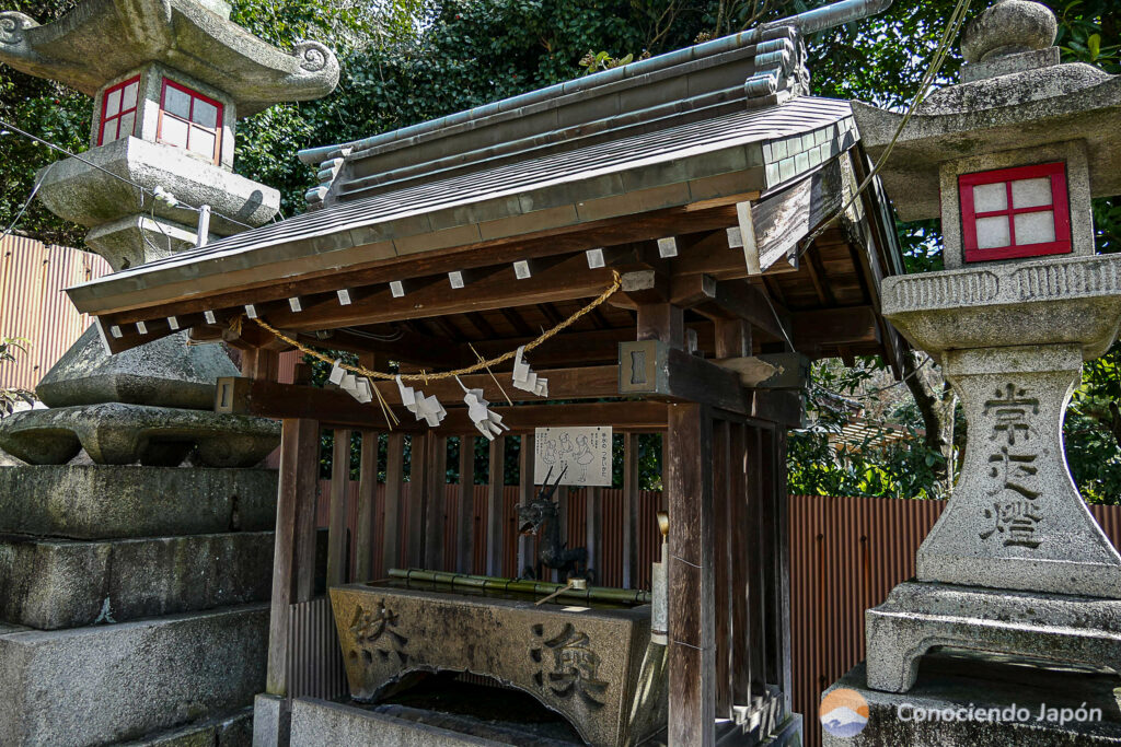 Temizu del santuario Shinoo Hachimangu 