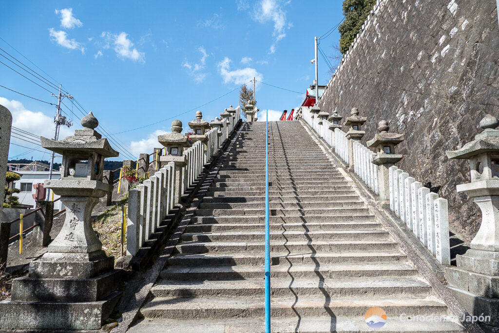 Escaleras al  santuario Shinoo Hachimangu